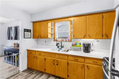 Kitchen - 464 Elm St, Struthers, OH 44471 photo 1 of 3