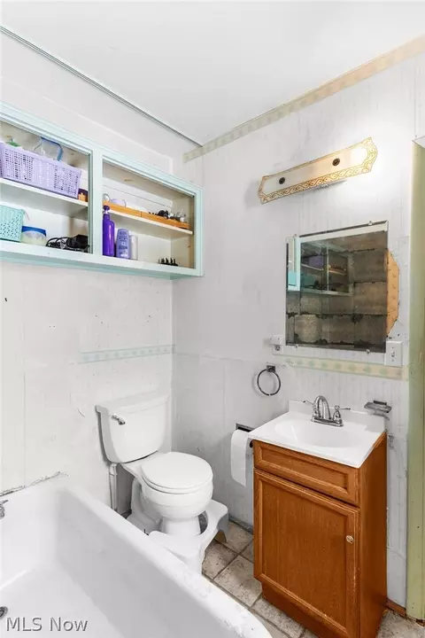 Bath - 464 Elm St, Struthers, OH 44471 photo 2 of 2