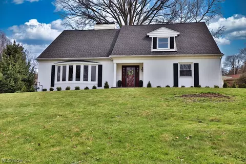 1691 Knob Hill Dr, Coshocton, OH 43812