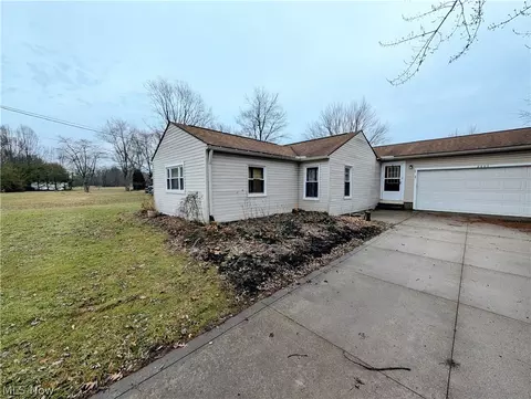 2000 Stake Dr, Green, OH 44232 photo 2