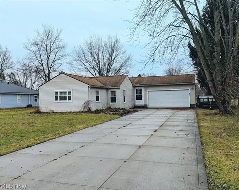 2000 Stake Dr, Green, OH 44232