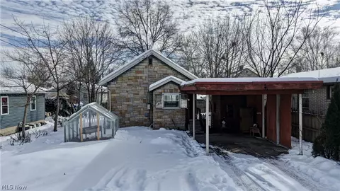 335 2nd Dr NW, New Philadelphia, OH 44663