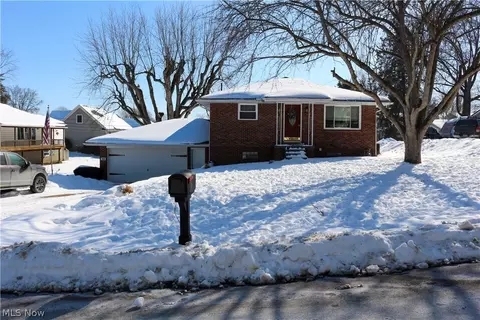 313 5th St, Sugarcreek, OH 44681