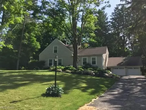 17099 Overlook Dr, Chagrin Falls, OH 44023