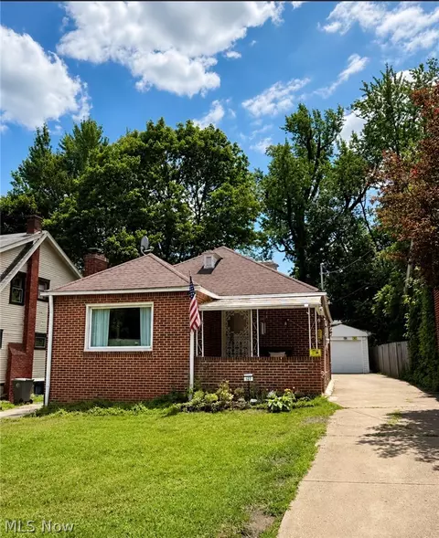 127 Roslyn Dr, Youngstown, OH 44505