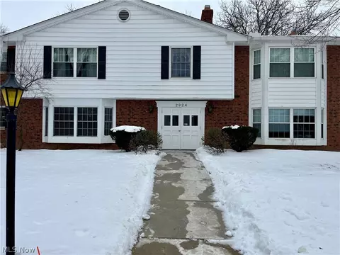 2924 Pease Dr #114, Rocky River, OH 44116