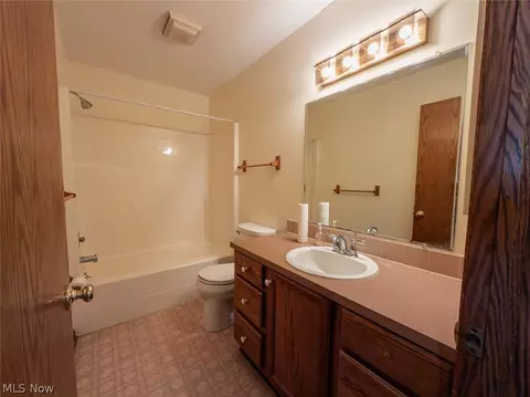 3210 S Billingsgate Cir NW, Canton, OH 44708 photo 15