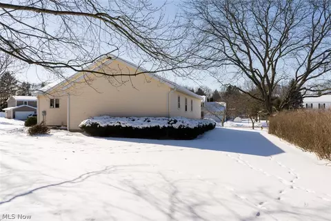 3210 S Billingsgate Cir NW, Canton, OH 44708 photo 5
