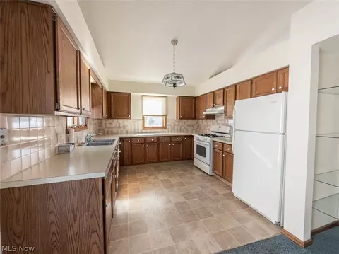 3210 S Billingsgate Cir NW, Canton, OH 44708 photo 8