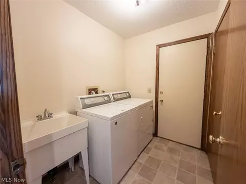 3210 S Billingsgate Cir NW, Canton, OH 44708 photo 9