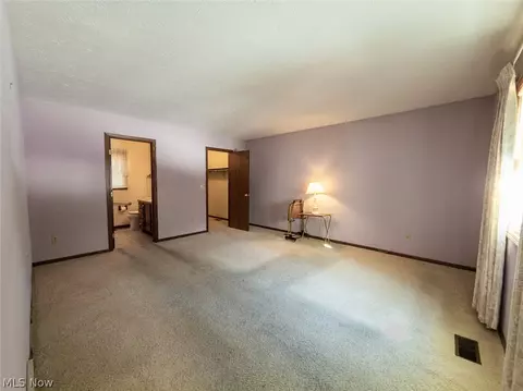 3210 S Billingsgate Cir NW, Canton, OH 44708 photo 10