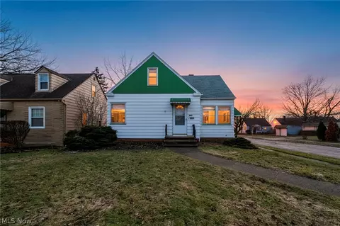 21202 Gardenview Dr, Maple Heights, OH 44137