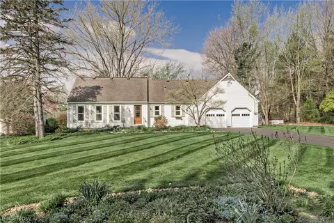 75 Maple Hill Dr, Chagrin Falls, OH 44022