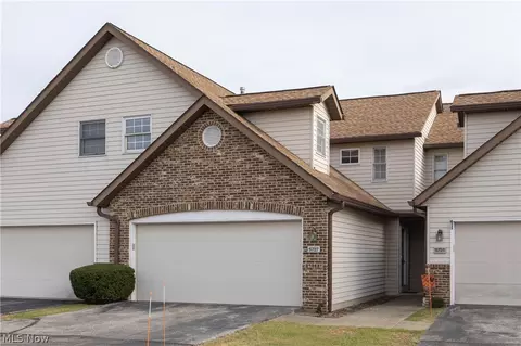 5727 Gateway Ln #1203, Brook Park, OH 44142