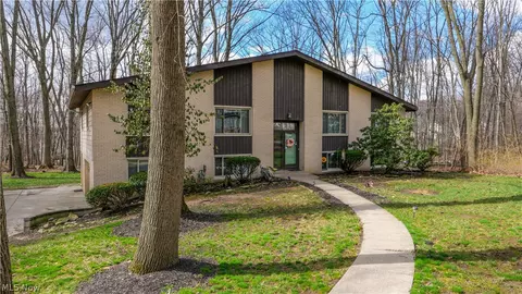 447 Spring Grove Dr, Tallmadge, OH 44278