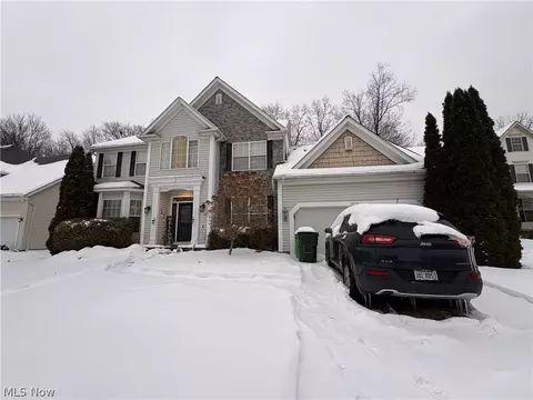 3313 Crown Pointe Dr, Stow, OH 44224