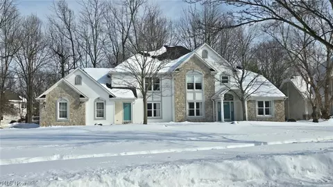 371 Nantucket Dr, Avon Lake, OH 44012