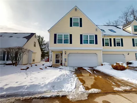 517 Parkside Ln, Tallmadge, OH 44278