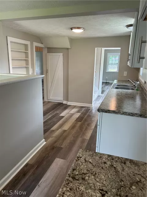 Entry Way - 1040 Windermere Dr, Willoughby, OH 44094 photo 5 of 5