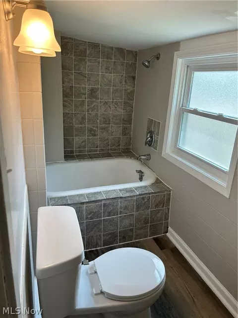 Bath - 1040 Windermere Dr, Willoughby, OH 44094 photo 3 of 5