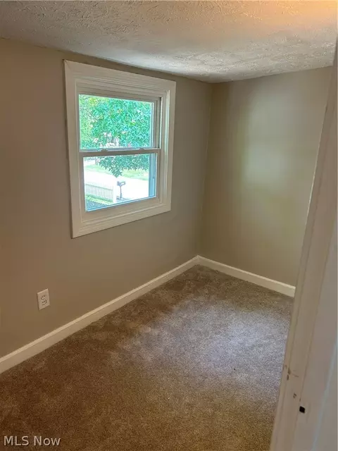Bedroom - 1040 Windermere Dr, Willoughby, OH 44094 photo 6 of 8