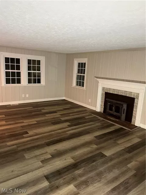 Living - 1040 Windermere Dr, Willoughby, OH 44094 photo 2 of 8