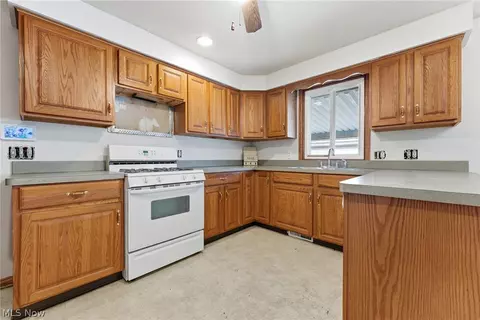 Kitchen - 337 33rd St SW, Canton, OH 44706 photo 2 of 4