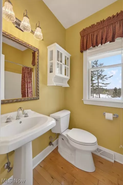 Bath - 11355 Beechnut Ln, Chardon, OH 44024 photo 1 of 7