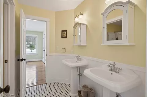 Bath - 11355 Beechnut Ln, Chardon, OH 44024 photo 5 of 7