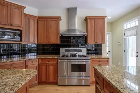 Kitchen - 11355 Beechnut Ln, Chardon, OH 44024 photo 5 of 6