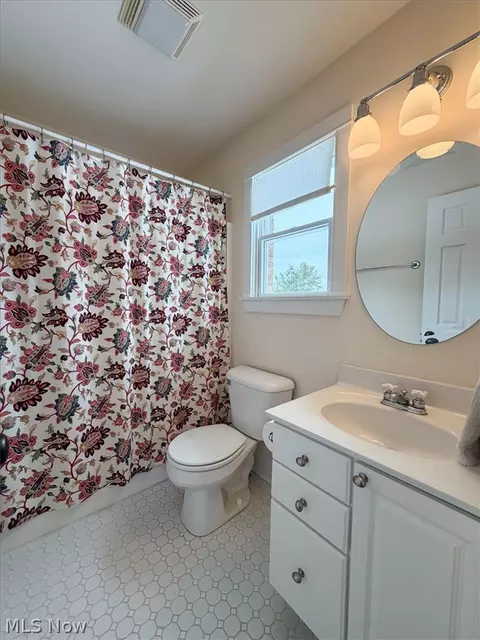 Bath - 11355 Beechnut Ln, Chardon, OH 44024 photo 4 of 7