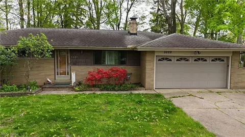 5229 Evergreen Dr, North Olmsted, OH 44070