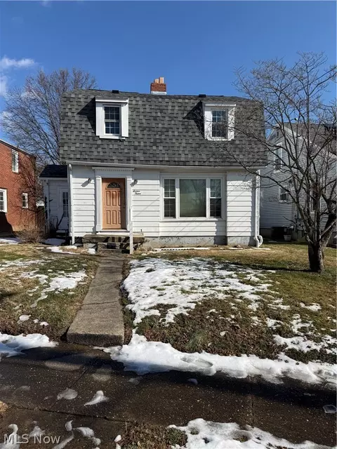 1612 Race St, Parkersburg, WV 26101