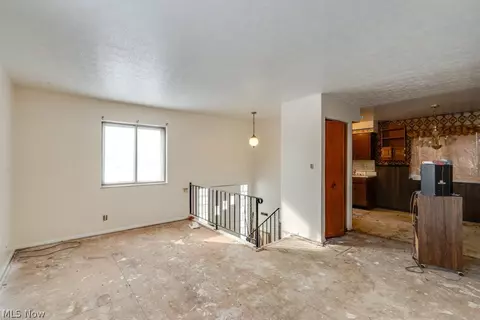 697 Ocean Ave, Akron, OH 44310 photo 3