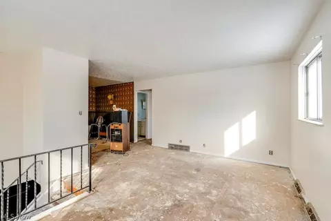 697 Ocean Ave, Akron, OH 44310 photo 4