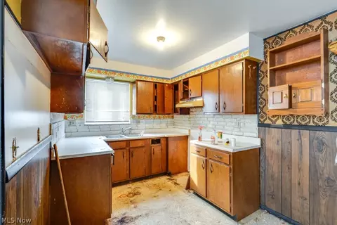 697 Ocean Ave, Akron, OH 44310 photo 7