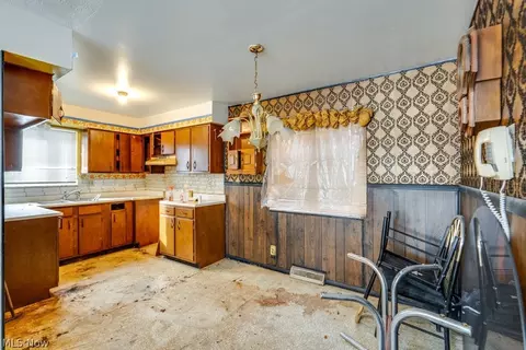 697 Ocean Ave, Akron, OH 44310 photo 6