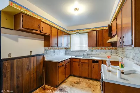 697 Ocean Ave, Akron, OH 44310 photo 9