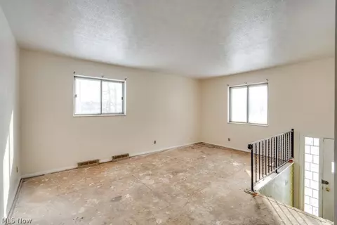 697 Ocean Ave, Akron, OH 44310 photo 2