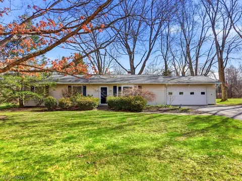 110 Leaview Ln, Chagrin Falls, OH 44022