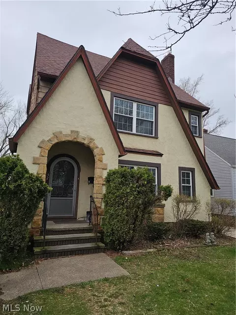832 Hoover Rd, Cleveland, OH 44119