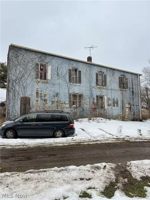 313 E Main St, Beach City, OH 44608