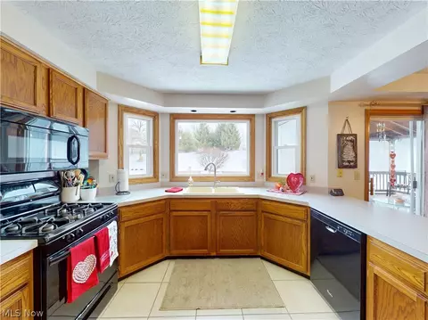 Kitchen - 511 Picadilly Cir, Akron, OH 44319 photo 4 of 5