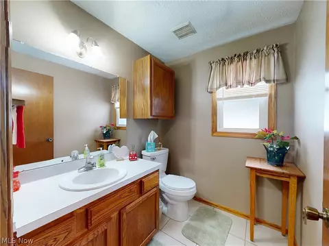 Bath - 511 Picadilly Cir, Akron, OH 44319 photo 2 of 4