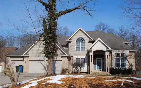 705 Willow Creek Dr, Amherst, OH 44001