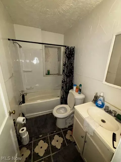 Bath - 892-894 Storer Ave, Akron, OH 44320 photo 2 of 2