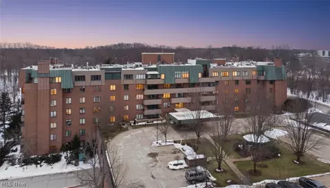 5200 Three Village Dr #LLB, Lyndhurst, OH 44124