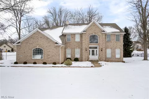 477 Misty Ln, Akron, OH 44321