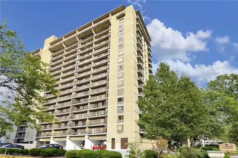 12500 Edgewater Dr #1202, Lakewood, OH 44107