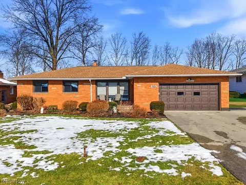 8280 Royal Ridge Dr, Parma, OH 44129
